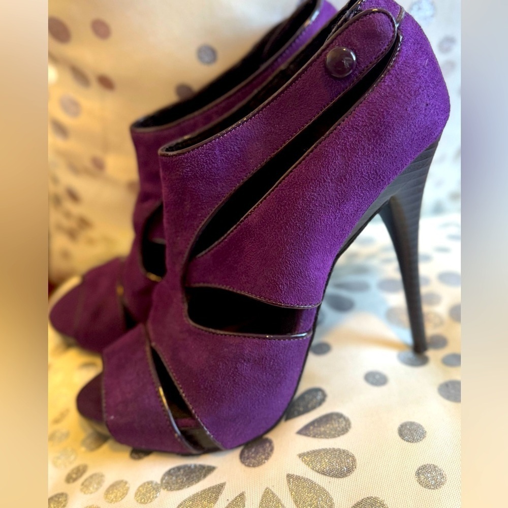 MICHAEL ANTONIO Sexy Stiletto Suede Cutout Bootie Heels